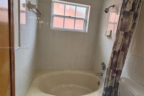 House in Miami, Florida 3 bedrooms, 141.77 sq.m. № 2031323 - photo 22