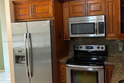 House in Miami, Florida 3 bedrooms, 141.77 sq.m. № 2031323 - photo 9