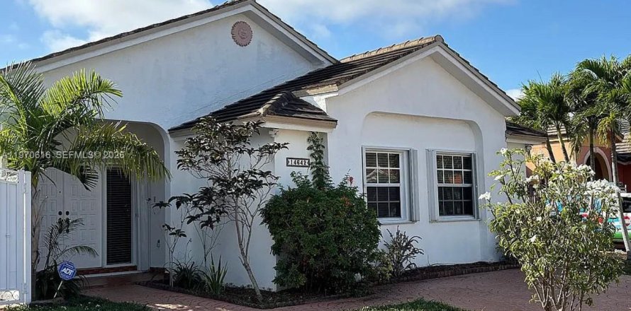 House in Miami, Florida 3 bedrooms, 141.77 sq.m. № 2031323