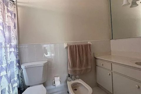 House in Miami, Florida 3 bedrooms, 141.77 sq.m. № 2031323 - photo 19