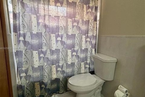 House in Miami, Florida 3 bedrooms, 141.77 sq.m. № 2031323 - photo 20