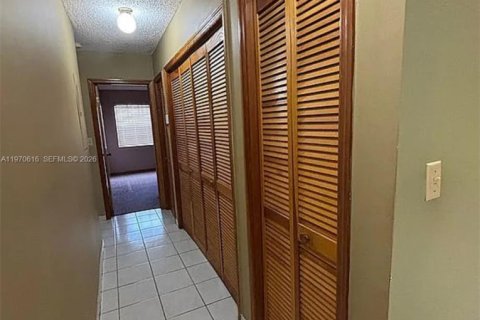 House in Miami, Florida 3 bedrooms, 141.77 sq.m. № 2031323 - photo 29