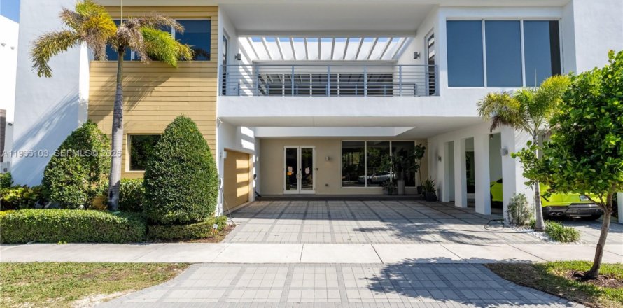 Villa ou maison à Doral, Floride 6 chambres, 452.81 m2 № 2009728