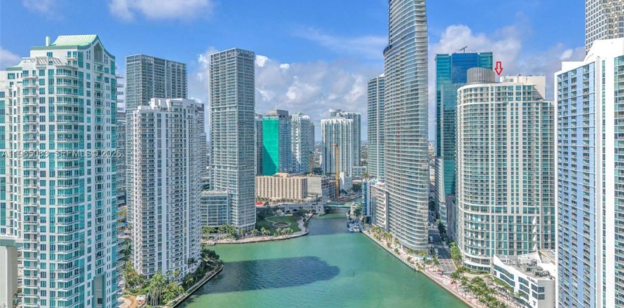 Condominio en Miami, Florida, 1 dormitorio  № 2026891