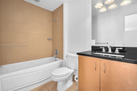 Condominio en alquiler en Miami, Florida, 1 dormitorio, 83.8 m2 № 2026891 - foto 22