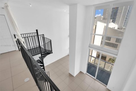 Condominio en alquiler en Miami, Florida, 1 dormitorio, 83.8 m2 № 2026891 - foto 17