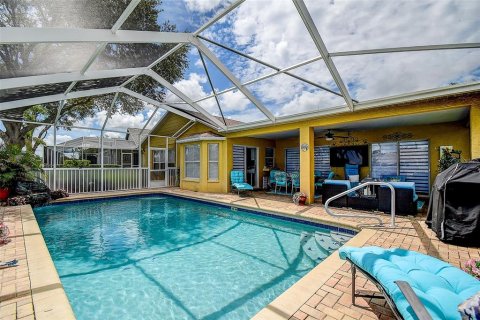House in Hudson, Florida 3 bedrooms, 174.47 sq.m. № 2289593 - photo 2