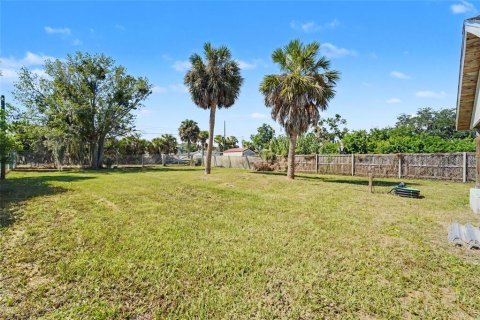 House in Port Richey, Florida 4 bedrooms, 111.48 sq.m. № 2386640 - photo 17