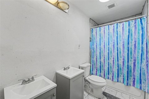 House in Port Richey, Florida 4 bedrooms, 111.48 sq.m. № 2386640 - photo 7