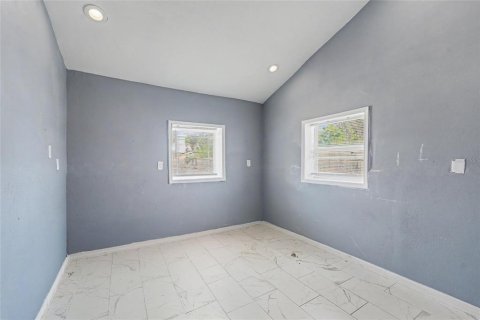 House in Port Richey, Florida 4 bedrooms, 111.48 sq.m. № 2386640 - photo 5