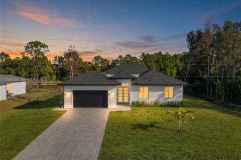 House in Lehigh Acres, Florida 4 bedrooms № 2387961 - photo 5
