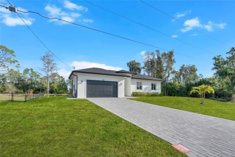 House in Lehigh Acres, Florida 4 bedrooms № 2387961 - photo 7