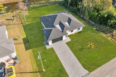 House in Lehigh Acres, Florida 4 bedrooms № 2387961 - photo 3
