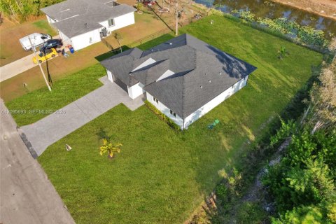 House in Lehigh Acres, Florida 4 bedrooms № 2387961 - photo 2