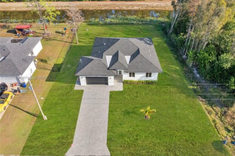House in Lehigh Acres, Florida 4 bedrooms № 2387961 - photo 1