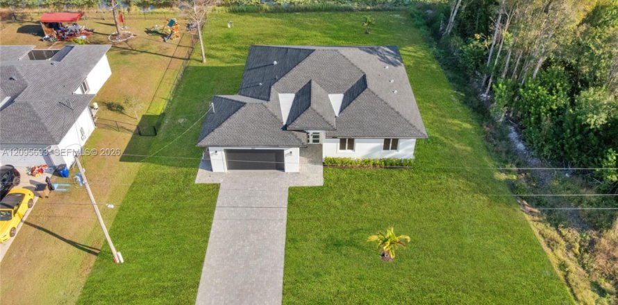 House in Lehigh Acres, Florida 4 bedrooms № 2387961
