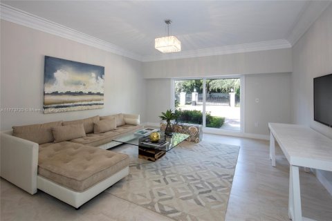 House in Coral Gables, Florida 7 bedrooms, 633.13 sq.m. № 1738790 - photo 10