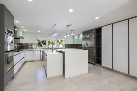 House in Coral Gables, Florida 7 bedrooms, 633.13 sq.m. № 1738790 - photo 5