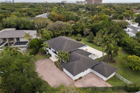 House in Coral Gables, Florida 7 bedrooms, 633.13 sq.m. № 1738790 - photo 22