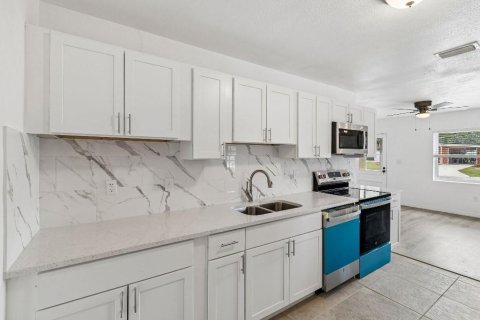 House in Plant City, Florida 4 bedrooms, 120.31 sq.m. № 2124032 - photo 8