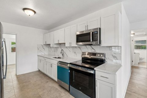 House in Plant City, Florida 4 bedrooms, 120.31 sq.m. № 2124032 - photo 7