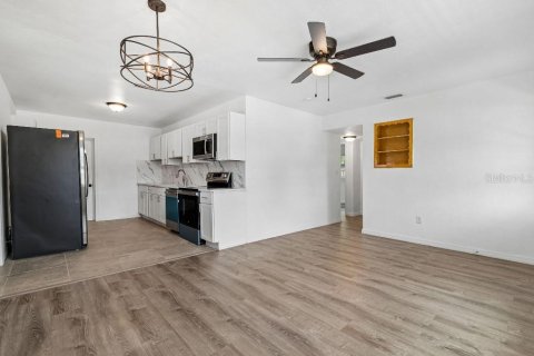 House in Plant City, Florida 4 bedrooms, 120.31 sq.m. № 2124032 - photo 6