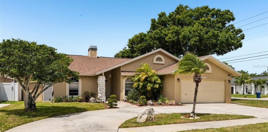 House in Largo, Florida 4 bedrooms, 169.08 sq.m. № 2112822