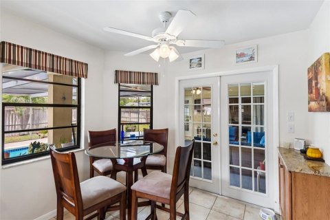 House in Largo, Florida 4 bedrooms, 169.08 sq.m. № 2112822 - photo 10
