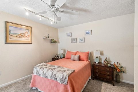 House in Largo, Florida 4 bedrooms, 169.08 sq.m. № 2112822 - photo 15