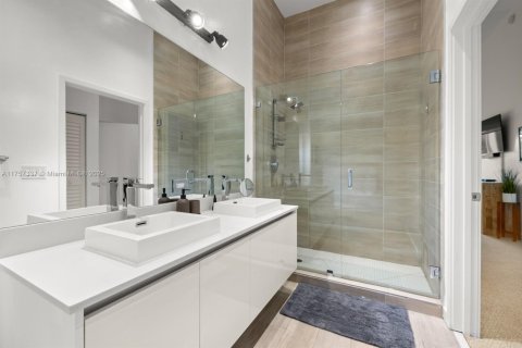 Condo in Miami, Florida, 2 bedrooms  № 1697823 - photo 17