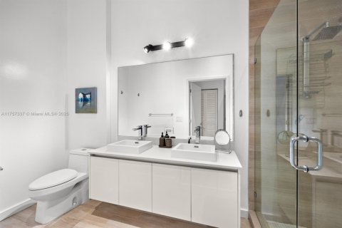 Condo in Miami, Florida, 2 bedrooms  № 1697823 - photo 16