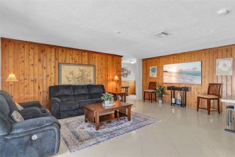 House in Cutler Bay, Florida 3 bedrooms, 181.44 sq.m. № 2082931 - photo 5