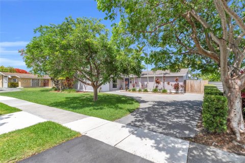 House in Cutler Bay, Florida 3 bedrooms, 181.44 sq.m. № 2082931