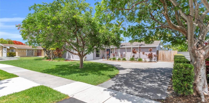 House in Cutler Bay, Florida 3 bedrooms, 181.44 sq.m. № 2082931