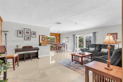 House in Cutler Bay, Florida 3 bedrooms, 181.44 sq.m. № 2082931 - photo 4