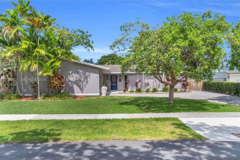 House in Cutler Bay, Florida 3 bedrooms, 181.44 sq.m. № 2082931 - photo 2