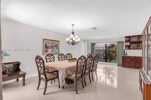House in Cutler Bay, Florida 3 bedrooms, 181.44 sq.m. № 2082931 - photo 10