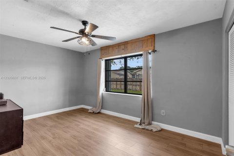 House in Cutler Bay, Florida 3 bedrooms, 181.44 sq.m. № 2082931 - photo 14