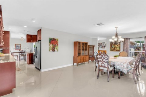 House in Cutler Bay, Florida 3 bedrooms, 181.44 sq.m. № 2082931 - photo 9