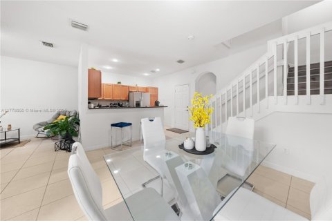 Touwnhouse à vendre à Miami, Floride: 4 chambres, 174.28 m2 № 1698294 - photo 1