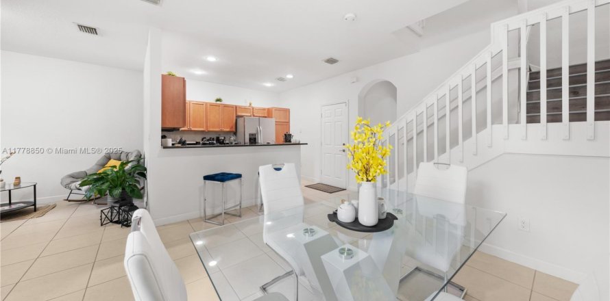 Touwnhouse à Miami, Floride 4 chambres, 174.28 m2 № 1698294