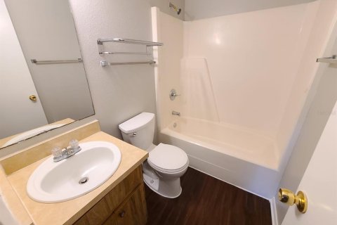 Condo in Brandon, Florida, 2 bedrooms № 2122410 - photo 12
