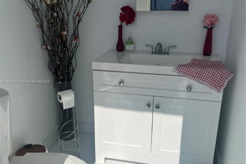 Villa ou maison à vendre à Miami, Floride: 4 chambres, 196.95 m2 № 1823785 - photo 6