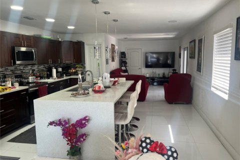 Villa ou maison à vendre à Miami, Floride: 4 chambres, 196.95 m2 № 1823785 - photo 4