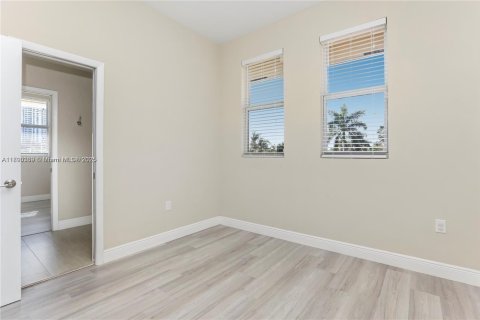 Adosado en alquiler en Miami, Florida, 3 dormitorios, 156.08 m2 № 1943303 - foto 24