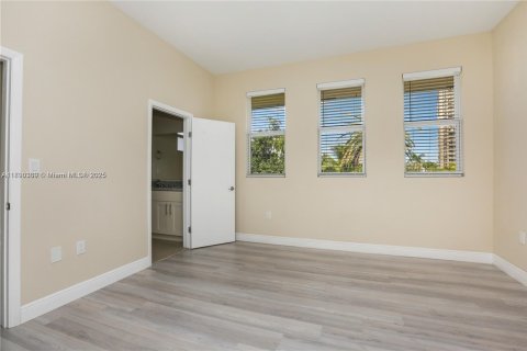 Adosado en alquiler en Miami, Florida, 3 dormitorios, 156.08 m2 № 1943303 - foto 25
