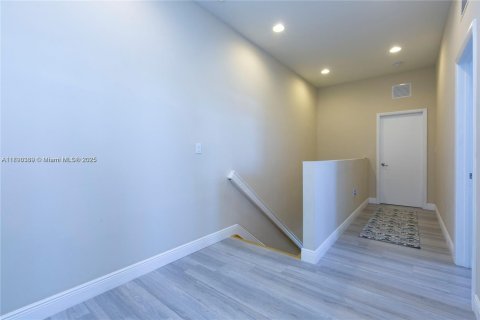 Adosado en alquiler en Miami, Florida, 3 dormitorios, 156.08 m2 № 1943303 - foto 29