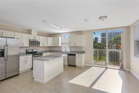 Adosado en alquiler en Miami, Florida, 3 dormitorios, 156.08 m2 № 1943303 - foto 14