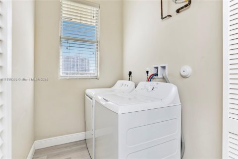 Adosado en alquiler en Miami, Florida, 3 dormitorios, 156.08 m2 № 1943303 - foto 18
