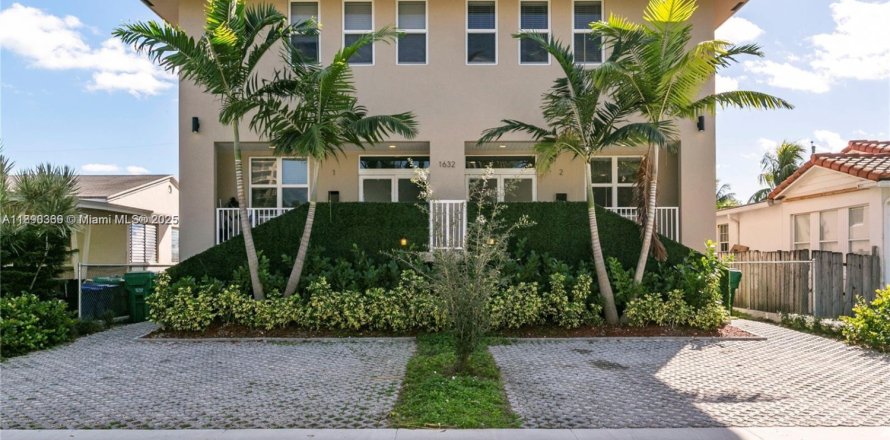 Adosado en Miami, Florida 3 dormitorios, 156.08 m2 № 1943303